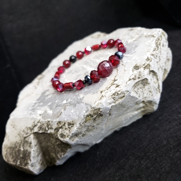 F18 Petite Wrist Blood Red Burgundy Glass Bracelet Aurora Borealis Handmade - Picture 11 of 12